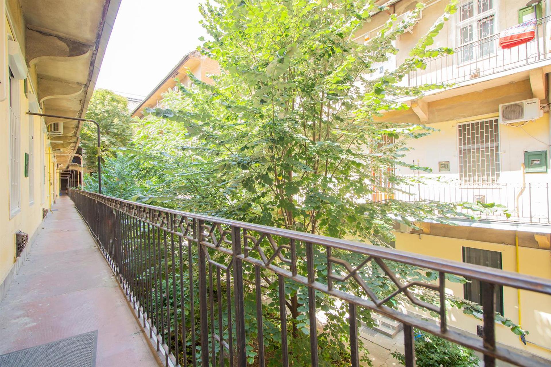 Cozy Apartment In Akacfa Street Budapeste Exterior foto