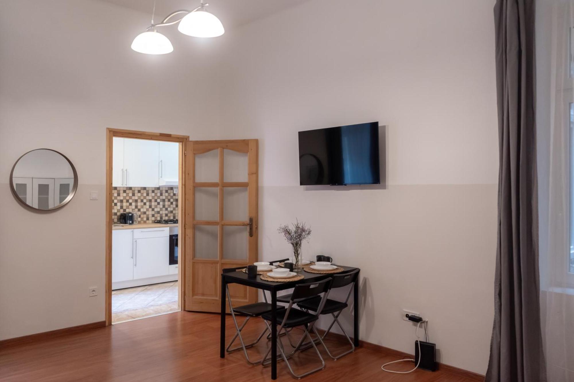 Cozy Apartment In Akacfa Street Budapeste Exterior foto
