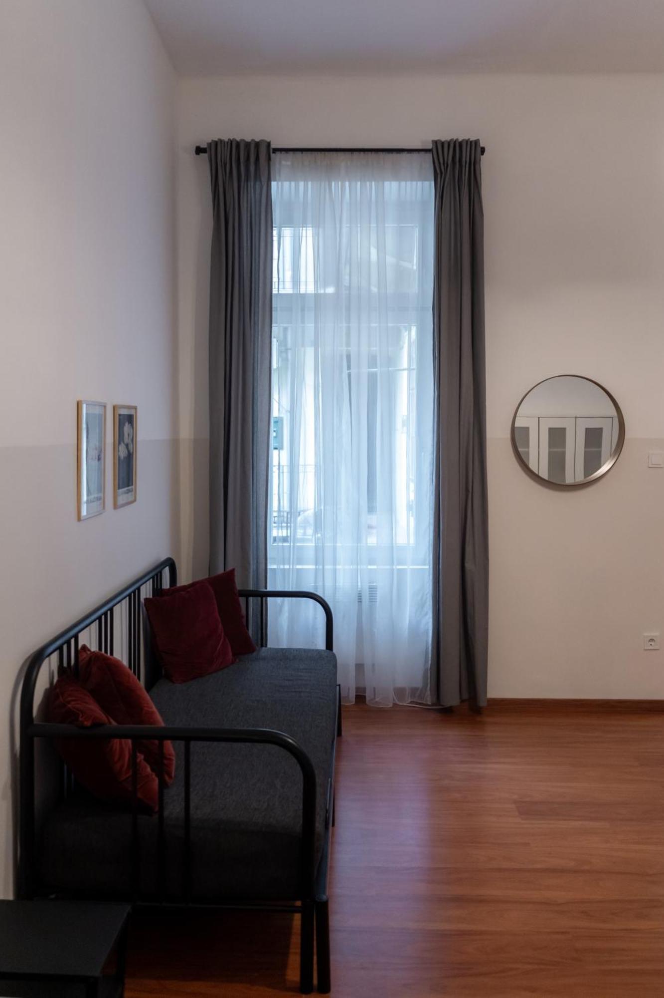 Cozy Apartment In Akacfa Street Budapeste Exterior foto
